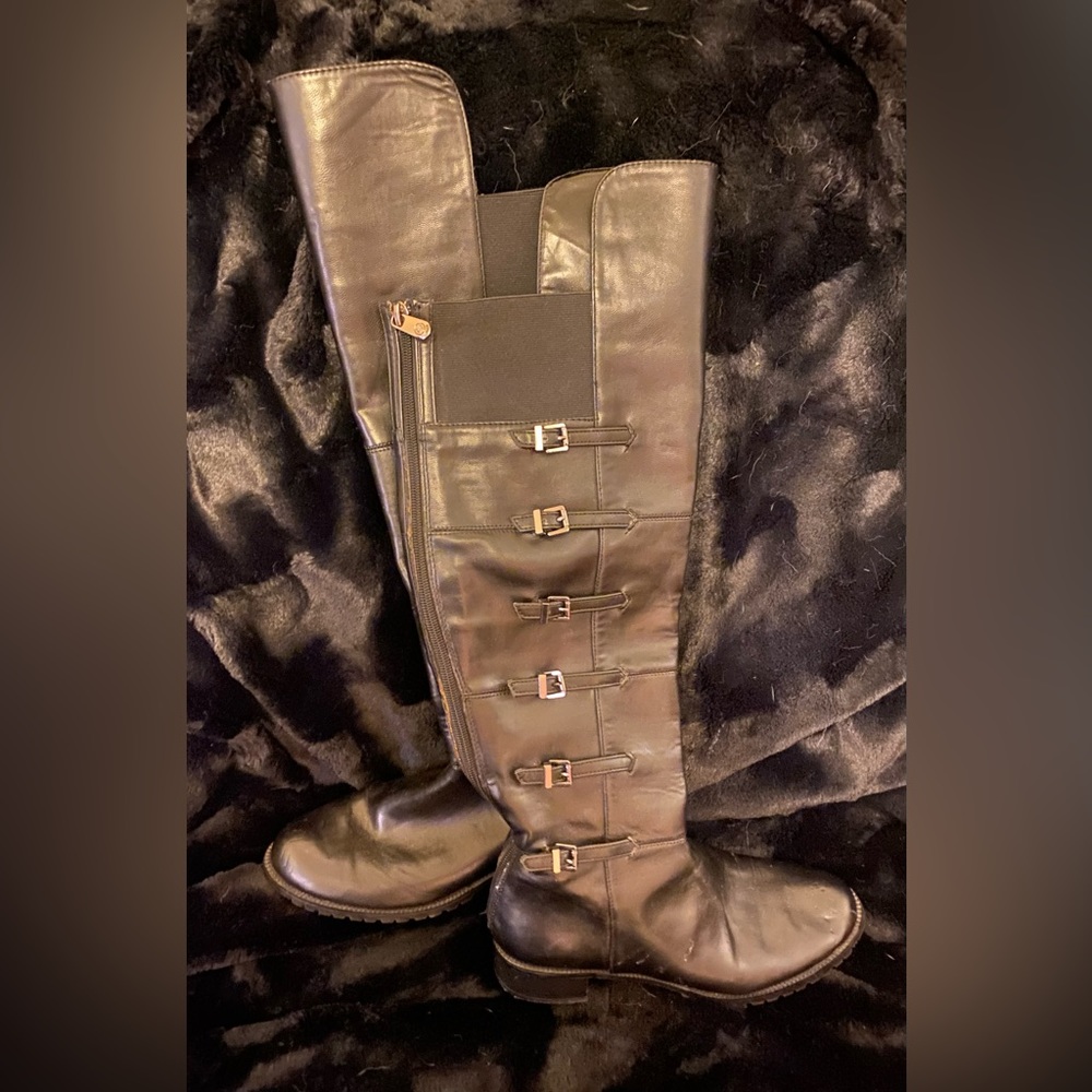Black, knee high, size 8 women’s boots. Vegan leather. Only ever tried them on.